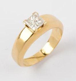null Bague en or jaune ornée d'un diamant de taille princesse calibrant 0,70 ct environ....