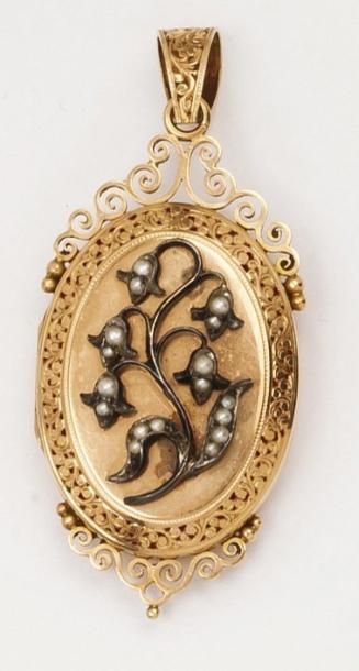 null Médaillon ouvrant en or jaune et argent ciselé orné de perles. Vers 1900. P....