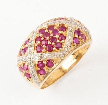 null Bague jonc en or jaune ornée d'un pavage de rubis bordé de diamants taillés...