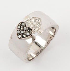 null Bague en or gris ornée de deux motifs «coeur «sertis de diamants blancs et diamants...