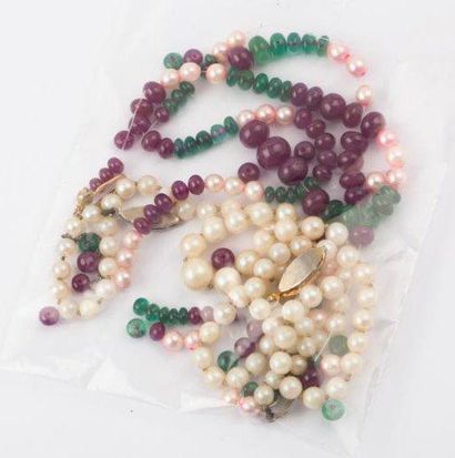 null Lot de deux colliers, l'un de perles de culture, l'autre orné de rubis, émeraudes...