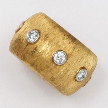 null Bague en or jaune mat ornée de huit diamants taillés en brillant. Poids des...