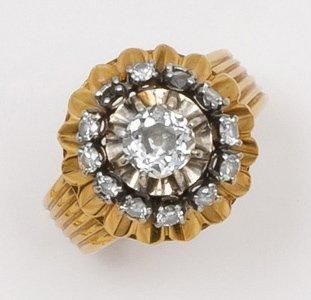 null Bague en or jaune et or gris ornée d'un diamant taillé en brillant dans un entourage...