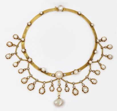 null Collier «Draperie» en or jaune orné de perles et de diamants taillés en brillant....