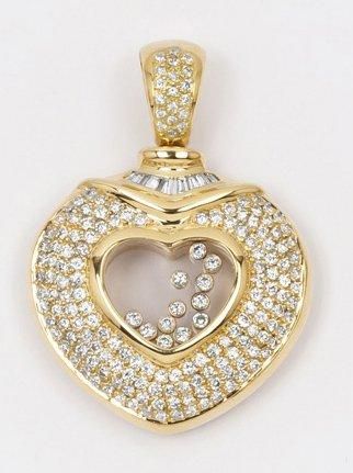 null Important pendentif «Coeur» en or jaune orné de pavages de diamants taillés...