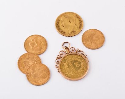 Six pièces en or dont une montée en pendentif...