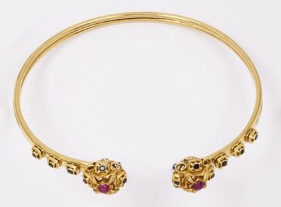 LALAOUNIS Collier «Torque» en or jaune orné de deux motifs sertis de rubis et saphirs....