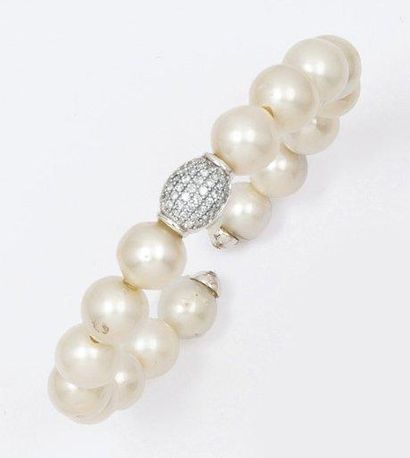 null Bracelet de perles de culture orné d'un motif central serti de diamants taillés...