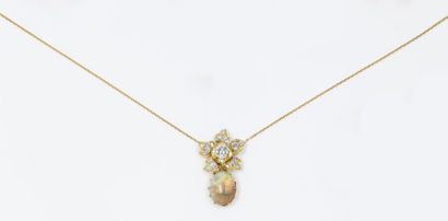 null Chaîne et pendentif en or jaune orné d'un motif «Fleur» serti de diamants taillés...