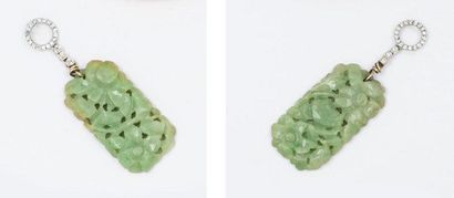 null Paire de pendants d'oreilles en or gris ornés chacun d'un motif de jade sculpté...