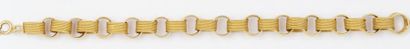 null Bracelet articulé en or jaune perlé et cordé. Longueur: 20 cm. P. 33,8g