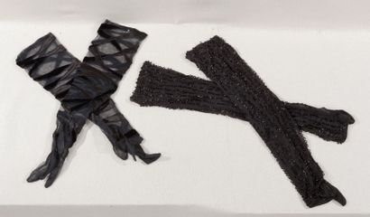 ANONYME Lot comprenant une paire de gants du soir longs en tulle orné de velours...