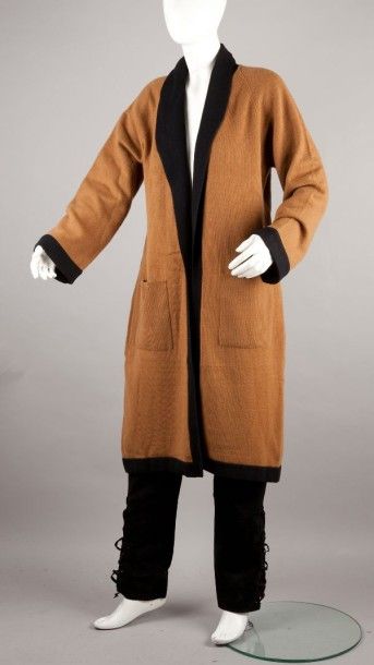 Christian DIOR, ANONYME Manteau long en jersey cachemire camel, gansé de noir, col...