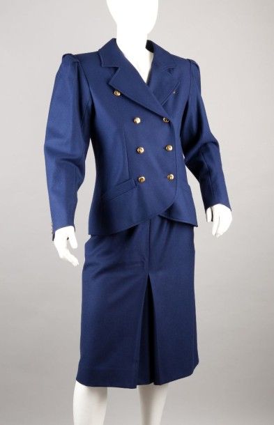 SAINT LAURENT Rive gauche Tailleur en lainage bleu nattier, composé d'une veste à...