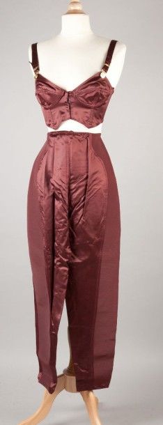 Jean Paul GAULTIER Junior Ensemble composé d'un soutien gorge en satin et latex bordeaux,...