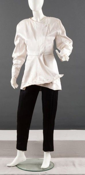 Claude MONTANA Ensemble composé d'une veste tunique en satin polyester blanc, encolure...
