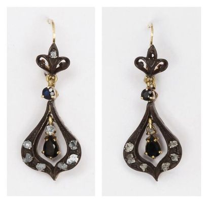 null Paire de pendants d'oreilles en or jaune et argent ornés de diamants taillés...