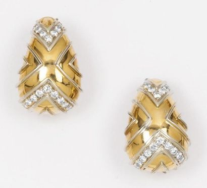 REPOSSI Paire de boucles d'oreilles en or de deux couleurs ornées de lignes de diamants...