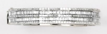null Bracelet rigide ouvrant en or gris orné de deux lignes de diamants baguette...