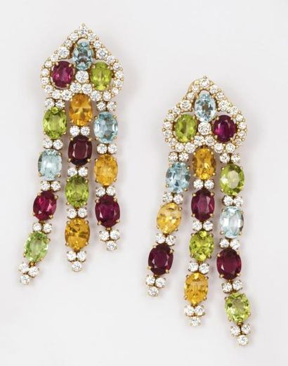 MARINA B Importante paire de pendants d'oreilles en or jaune sertis de diamants,...