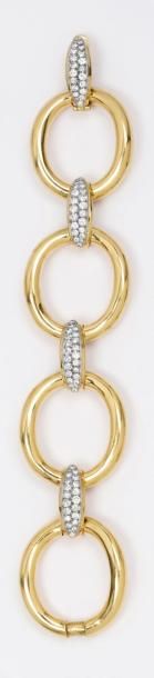 CARTIER Important bracelet à larges anneaux en or jaune et liens d'or jaune et d'or...