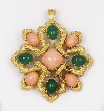 VAN CLEEF & ARPELS Broche pendentif en or jaune guilloché ornée de cabochons de corail...