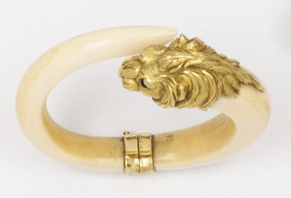 VAN CLEEF & ARPELS Bracelet ouvrant en or jaune et ivoire orné d'une tête de lion,...