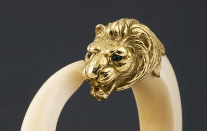 VAN CLEEF & ARPELS Bracelet ouvrant en or jaune et ivoire orné d'une tête de lion,...