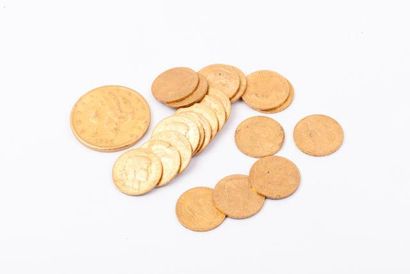 null Vingt pièces de 20 Francs Français en or et une pièce de 20 Dollars US. en ...
