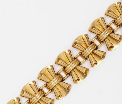 null Bracelet articulé en or jaune à décor de noeuds. Vers 1940. P. 122,3g.