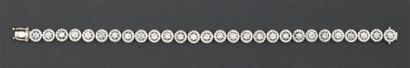 null Bracelet ligne en or gris entièrement serti de diamants taillés en brillant...
