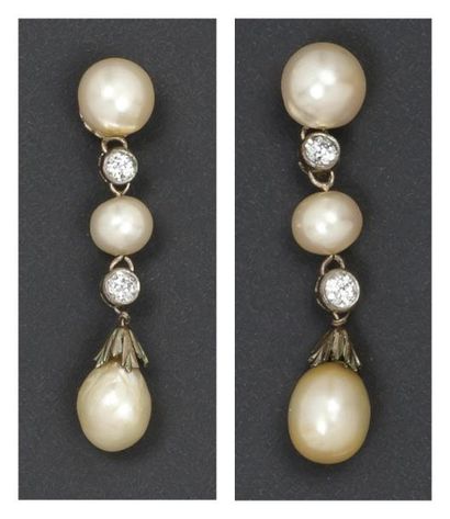 null Paire de pendants d'oreilles en or ornés de perles de culture et diamants. (Deux...
