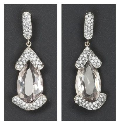null Paire de pendants d'oreilles en or gris sertis de diamants ornés chacun d'une...