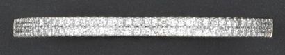 null Bracelet jonc en or gris orné d'un pavage de diamants taillés en brillant. P. 27...