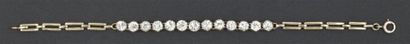 null Bracelet en or gris orné de treize diamants taillés en brillant. P. 4,3g.
