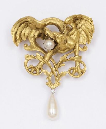 null Broche pendentif en or jaune représentant une Chimère ornée de deux perles dont...