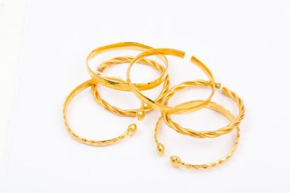 Six bracelets jonc en or jaune. P. 228g.