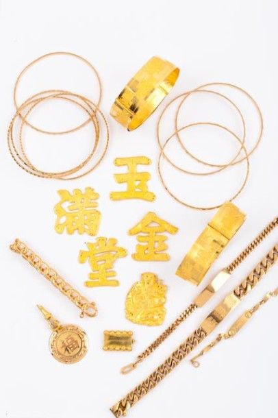 Lot en or jaune comprenant neuf bracelets,...