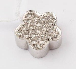 null Pendentif «Fleur» en or gris entièrement serti de diamants taillés en brillant....