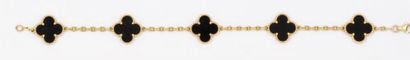 VAN CLEEF & ARPELS ALAMBRA. Bracelet en or jaune orné de motifs «Trèfle» ornés d'onyx....