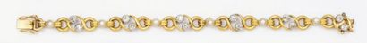 null Bracelet articulé en or jaune orné de diamants taillés en brillant alternés...