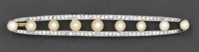 null Broche barrette en or gris ornée de perles bordées de diamants taillés en brillant....