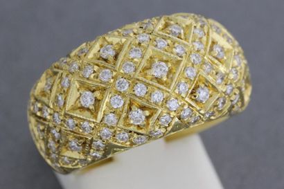 null Bague jonc en or jaune à motifs de croisillons pavés de diamants taillés en...