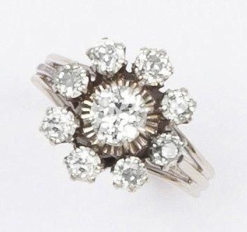 null Bague «Fleur» en or gris ornée d'un diamant taillé en brillant dans un entourage...