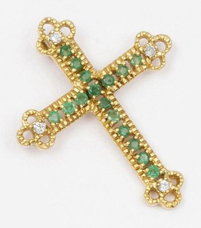 null Pendentif «Croix» en or jaune orné d'émeraudes et diamants. P. 6,5g