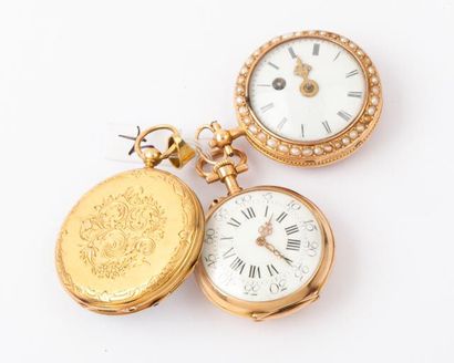 null Lot de trois montres de col en or jaune, l'une sertie de perles. Fin XIX° Siècle....