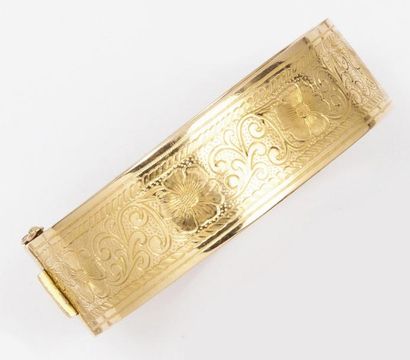 null Bracelet jonc ouvrant en or jaune ciselé. Vers 1900. P. 32,8g