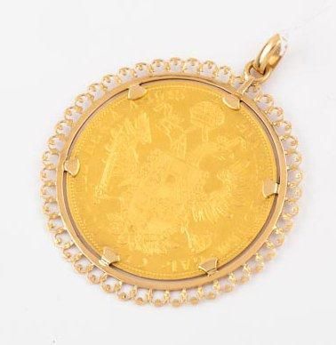 null Pendentif en or jaune orné d'une pièce de quatre ducats en or. Datée 1915. P....