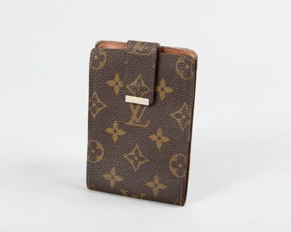 LOUIS VUITTON Lot composé d'un porte chéquier et d'un porte-monnaie en toile monogram....