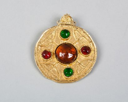 CHANEL Broche faisant pendentif en métal doré figurant un disque d'inspiration byzantine...